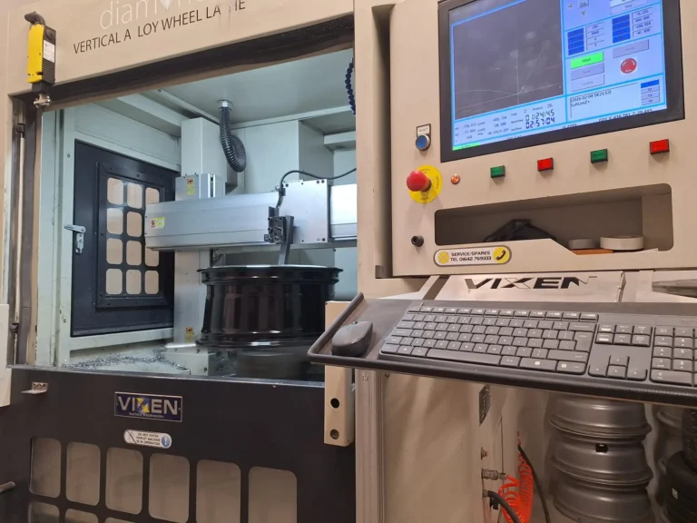 Diamentowe toczenie CNC felgi — efekt diamond cut