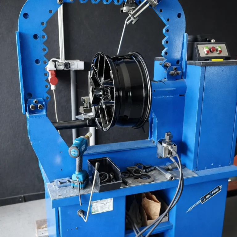 Prostowanie felgi aluminiowej na hydraulicznej prostownicy