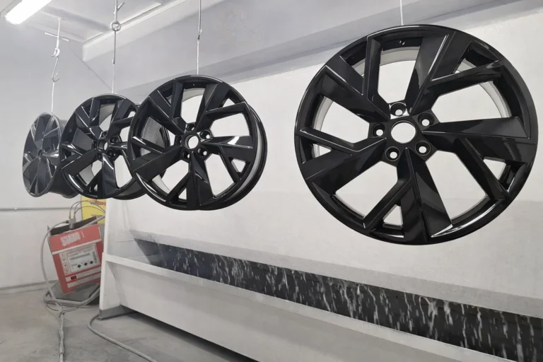 Renowacja felgi aluminiowej — malowanie proszkowe czarny mat