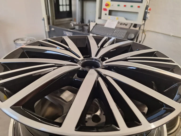 Diamentowe toczenie CNC felgi — efekt diamond cut
