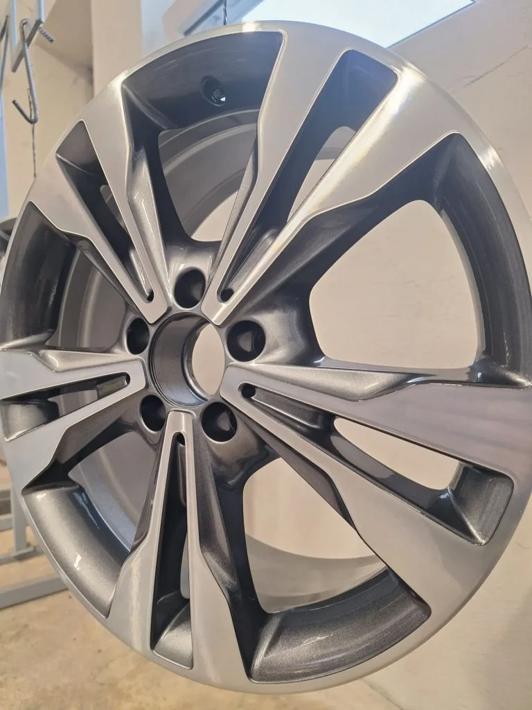 Diamentowe toczenie CNC felgi — efekt diamond cut