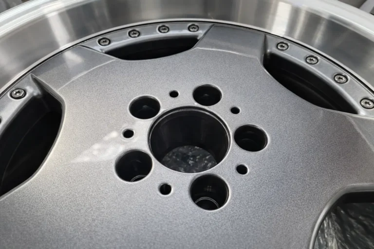 Renowacja felgi aluminiowej — malowanie proszkowe czarny mat